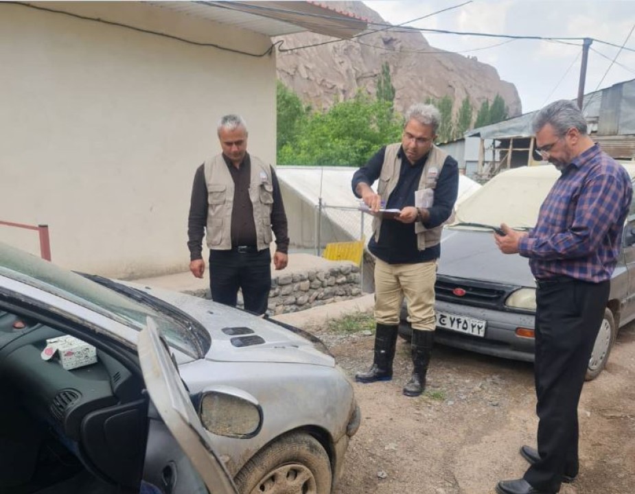 خسارت سیل‌زدگان روستاهای ناریان و دیزان در شهرستان طالقان پرداخت شد